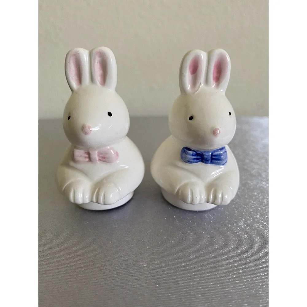 Mr. & Mrs Bunny / Rabbits Ceramic Salt & Peper Shaker set 2